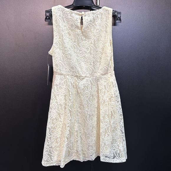 Duchess Lace Overlay, lined,bow-front,keyhole button back,sleeveless flowy dress - Picture 4 of 8